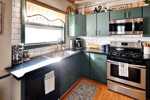 Kjøleskap, mikrobølgeovn, ovn og kokeplater