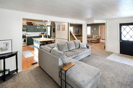Smart-TV. Naples Wine Country 5BR • Sleeps 16 • Hot Tub • Near Bristol Mountain Ski Resort