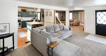Walkable Naples Wine Country 5BR Hot Tub Sleeps 16 Bristol Mountain