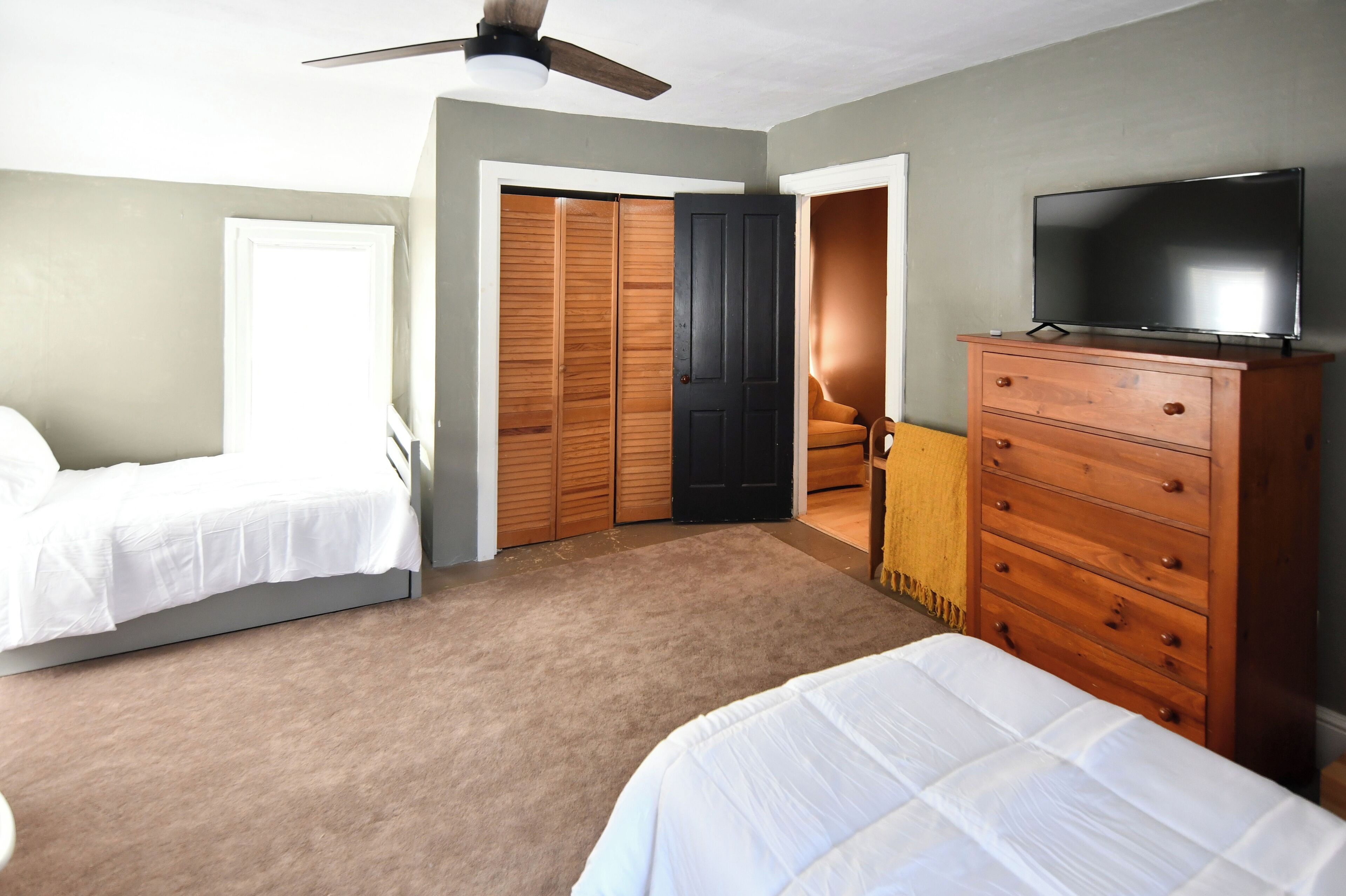 5 bedrooms, iron/ironing board, free WiFi, bed sheets