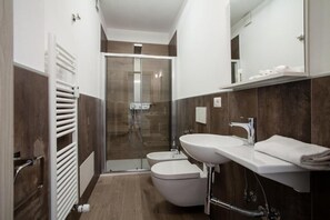 Shower, hair dryer, towels - Astoria Suite Apartments (Bologna)