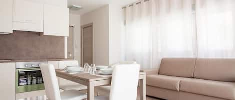 Suite Bilocale 2 persone | Wohnbereich | Flachbildfernseher