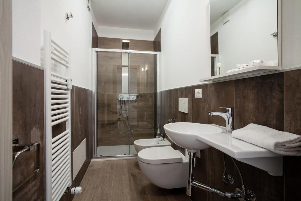 Suite Bilocale 2 persone | Bathroom | Shower, hair dryer, towels