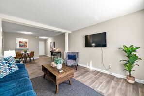 House | 2 bedrooms, desk - Upper Westside 2BR Free Parking Wi-fi (Atlanta)
