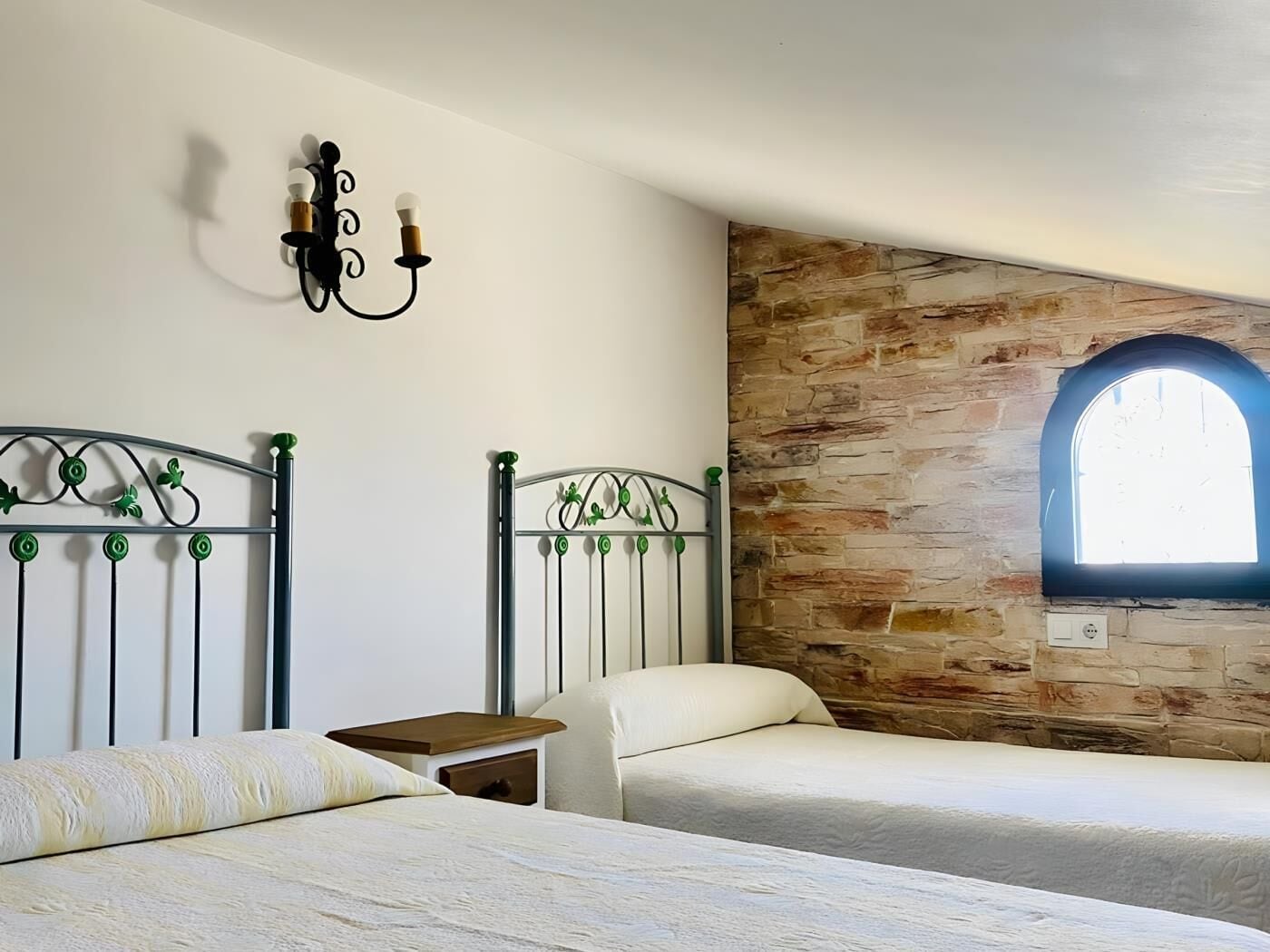 Iron/ironing board, free WiFi, bed sheets