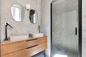Shower, hair dryer, towels, shampoo - Belleville republique (Paris)