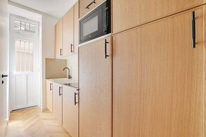 Fridge, microwave, coffee/tea maker - Belleville republique (Paris)