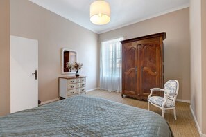 3 chambres, fer et planche à repasser, Wi-Fi, draps fournis