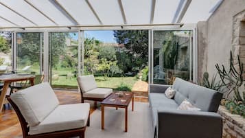 Televisie en een open haard