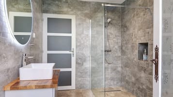 Dusche, Haartrockner, Handtücher