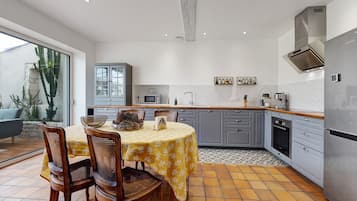 Een koelkast, een microgolfoven, een oven, een kookplaat