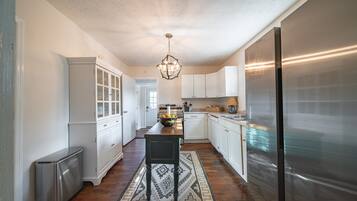 Jääkaappi, mikroaaltouuni, uuni, astianpesukone