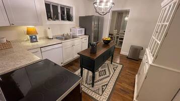 Een koelkast, een magnetron, een oven, een vaatwasser