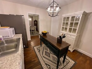 Een koelkast, een magnetron, een oven, een vaatwasser