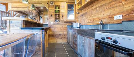 Køleskab, ovn, opvaskemaskine, kaffe-/temaskine