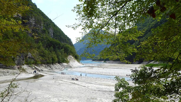 A riverbank with a rocky landscape and trees. - Baita Pranolz (Borgo Valbelluna)