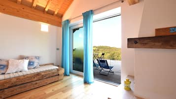 Baita, vista montagna | Area soggiorno | TV a schermo piatto 32 pollici con canali via cavo