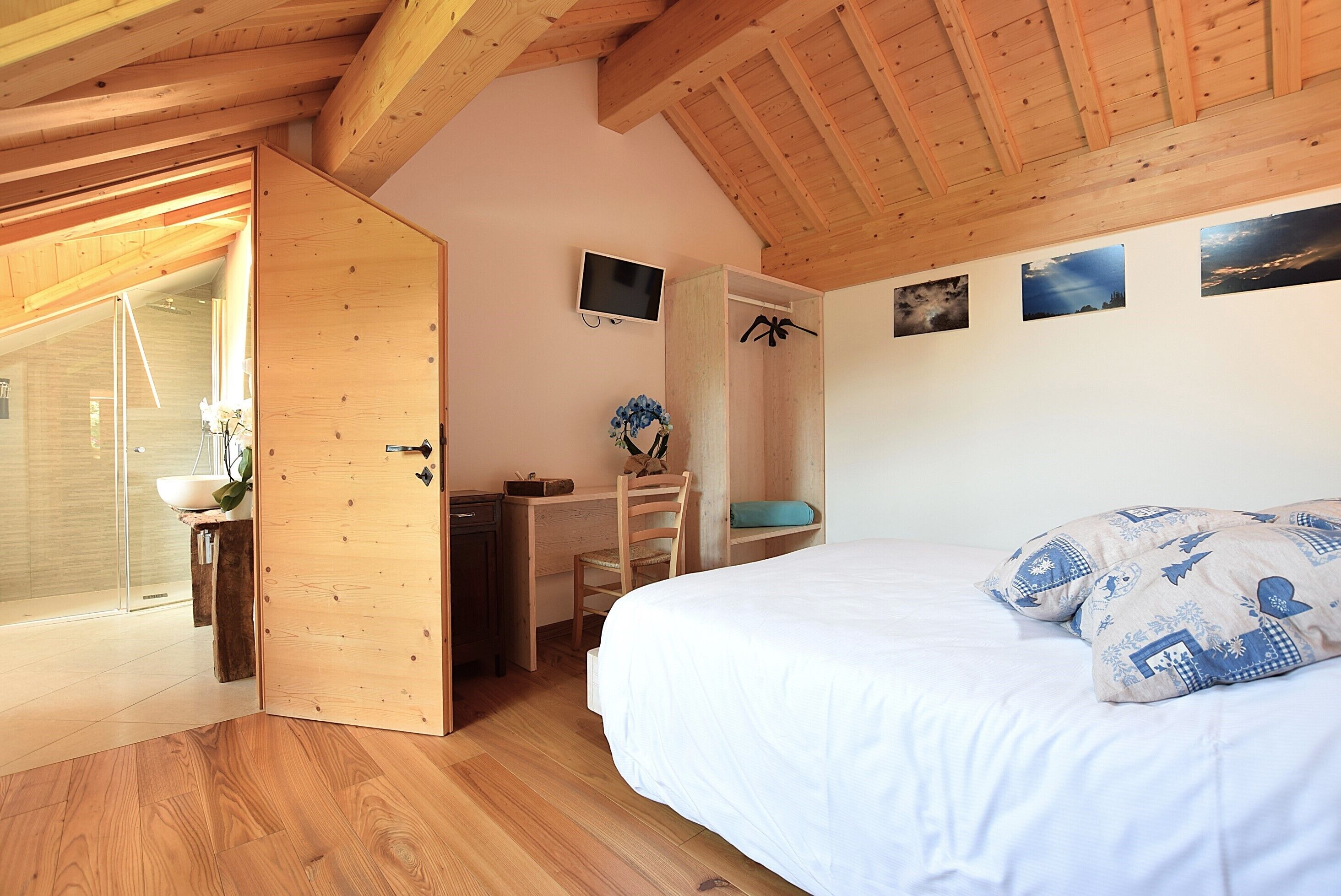 Cabin, Mountain View | Free cribs/infant beds, free WiFi, bed sheets