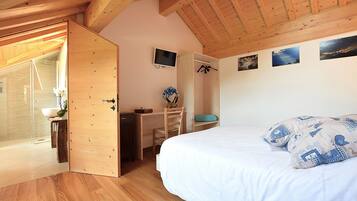Cabin, Mountain View | Free cribs/infant beds, free WiFi, bed sheets