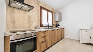 Fridge, stovetop, dishwasher, toaster