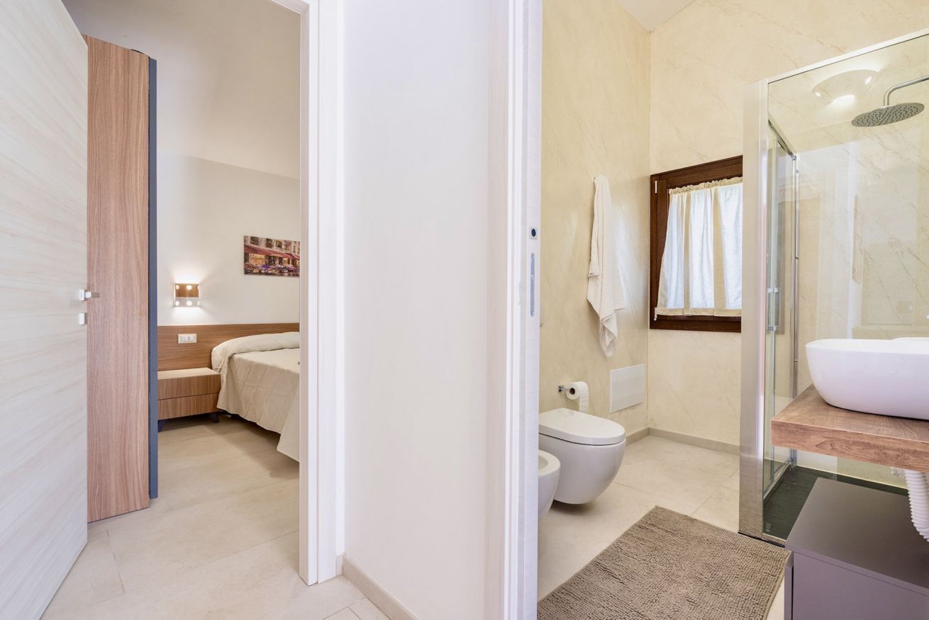Shower, bidet, towels