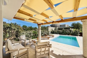 A heated pool - <b> </b>Situated in the beautiful setting of <b>San Teodoro</b>, Villetta Meraviglia is just 2 km from La Cinta beach and a few minutes from the town centre.Located in a quiet area on the edge of the village, it offers comfort and relaxation in one of th (San Teodoro)