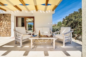 Terrace/patio - <b> </b>Situated in the beautiful setting of <b>San Teodoro</b>, Villetta Meraviglia is just 2 km from La Cinta beach and a few minutes from the town centre.Located in a quiet area on the edge of the village, it offers comfort and relaxation in one of th (San Teodoro)