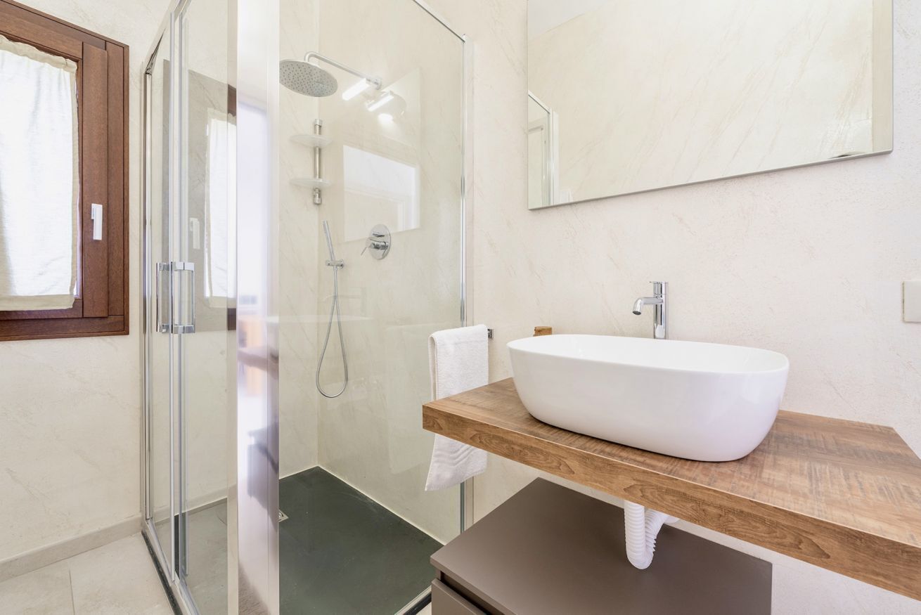 Shower, bidet, towels
