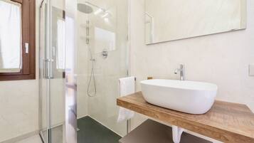 Shower, bidet, towels