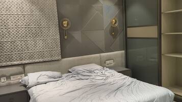 2 bedrooms, iron/ironing board, WiFi