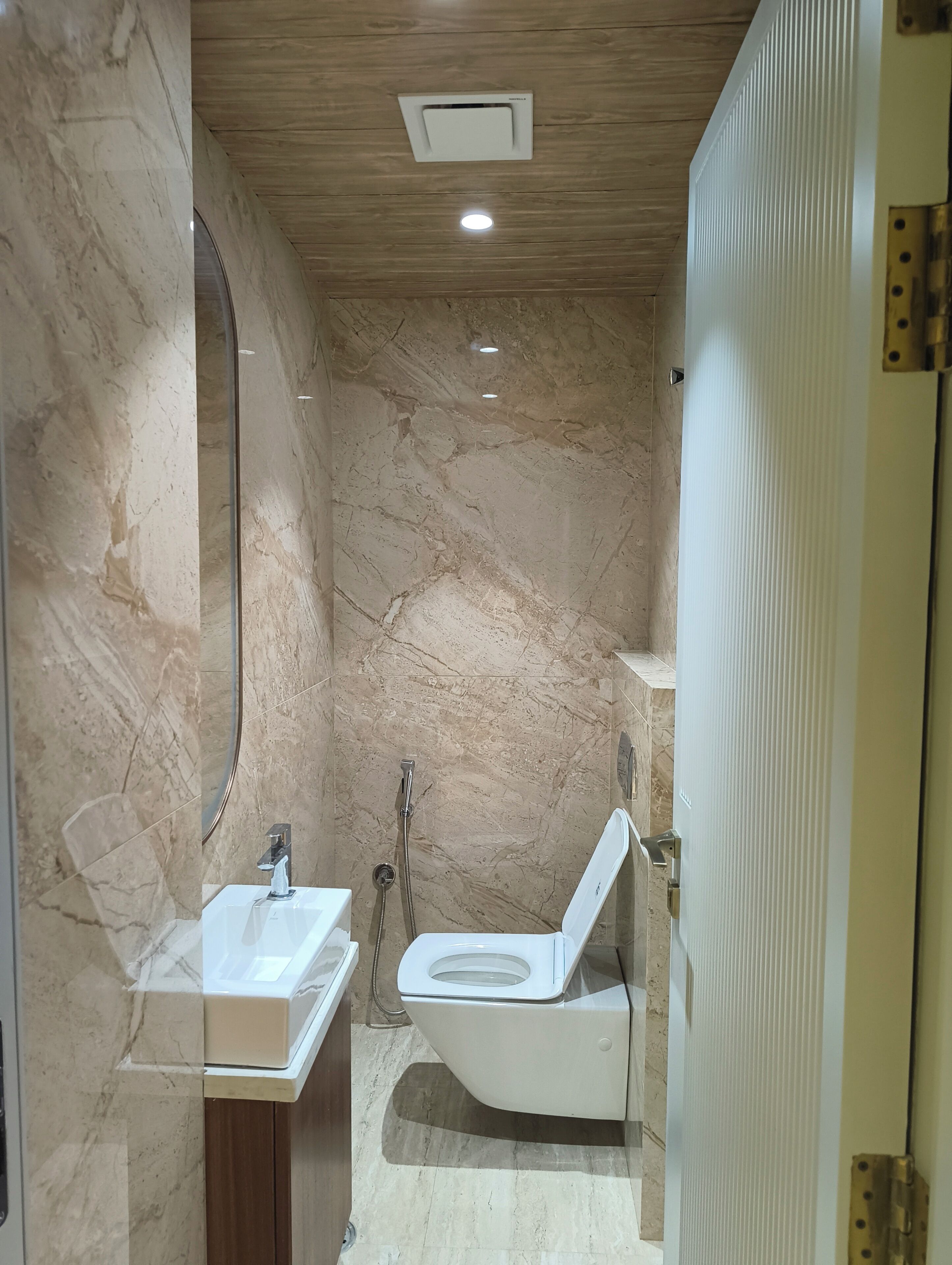 Secadora de cabello, toallas, jabón, papel de baño 