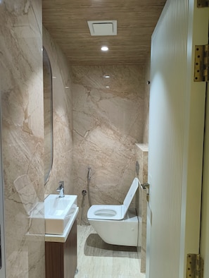 Hårtork, handdukar, tvål och toalettpapper