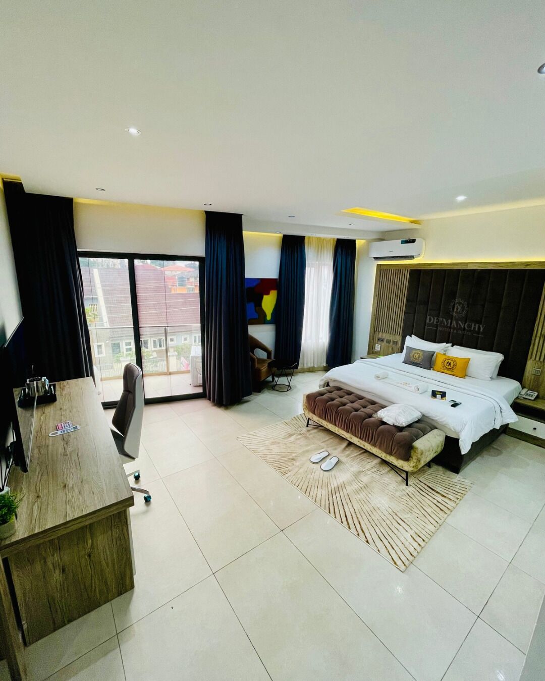 Escritorio, espacio para trabajar con laptop y wifi gratis 