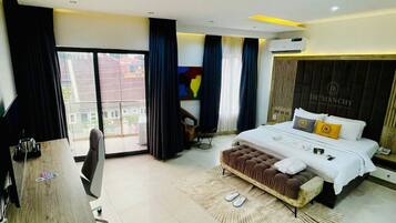 Bureau, espace de travail pour ordinateur portable, Wi-Fi gratuit