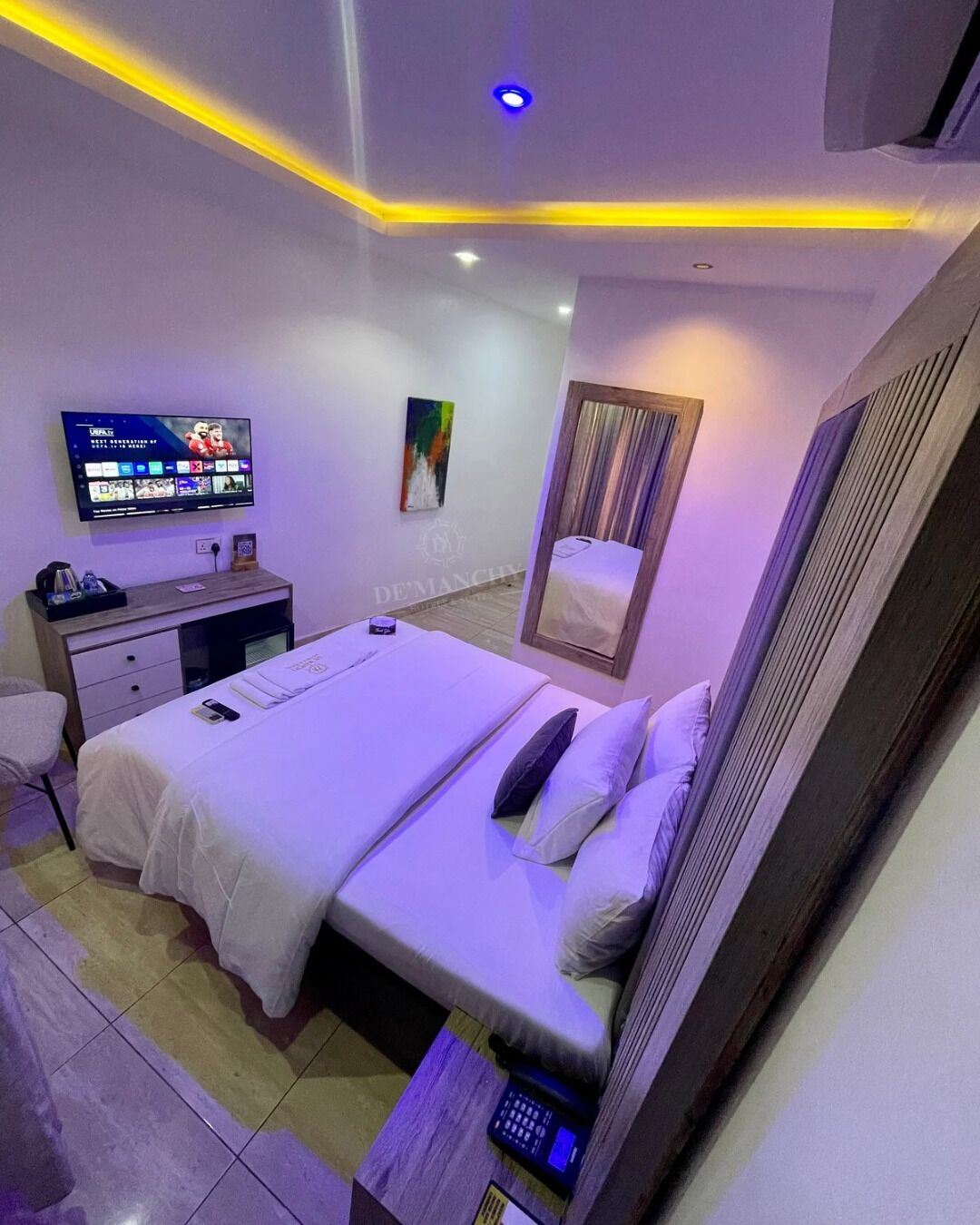 Escritorio, espacio para trabajar con laptop y wifi gratis 