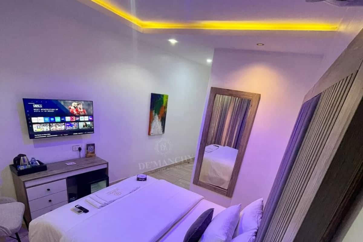 Phòng phong cách cổ điển, quang cảnh thành phố | Bàn, khu vực làm việc phù hợp cho laptop