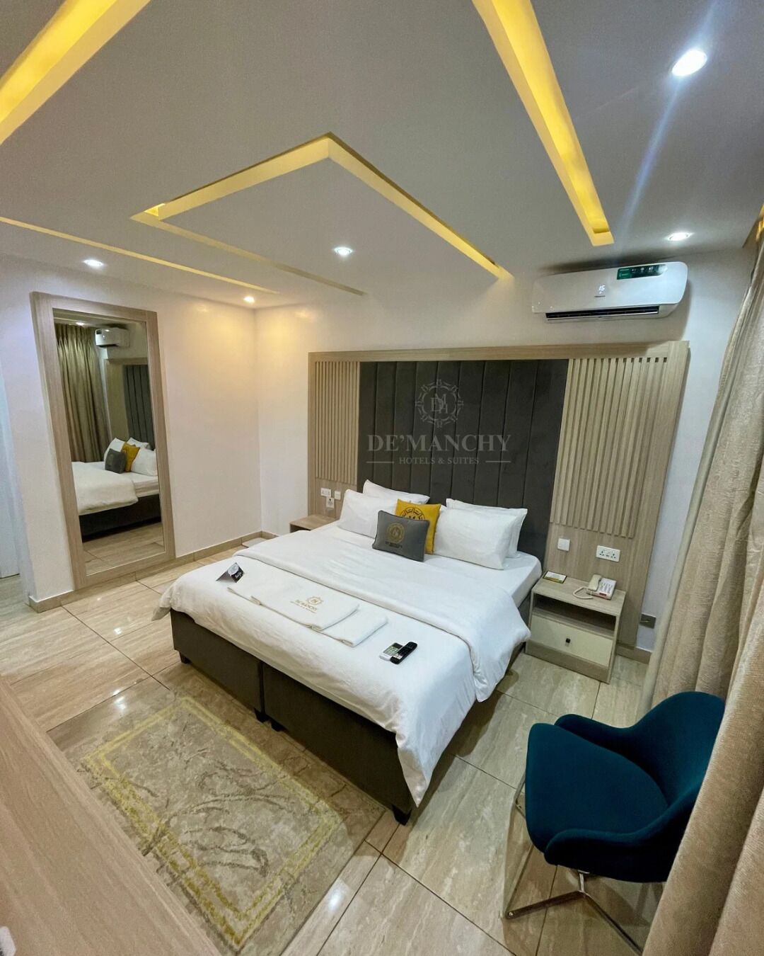 Escritorio, espacio para trabajar con laptop y wifi gratis 