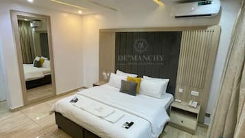 Deluxe Room, City View | Desk, laptop workspace, free WiFi