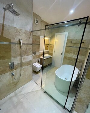 Konunglegt herbergi - útsýni yfir port | Baðherbergi | Baðker með sturtu, handklæði, sápa, sjampó