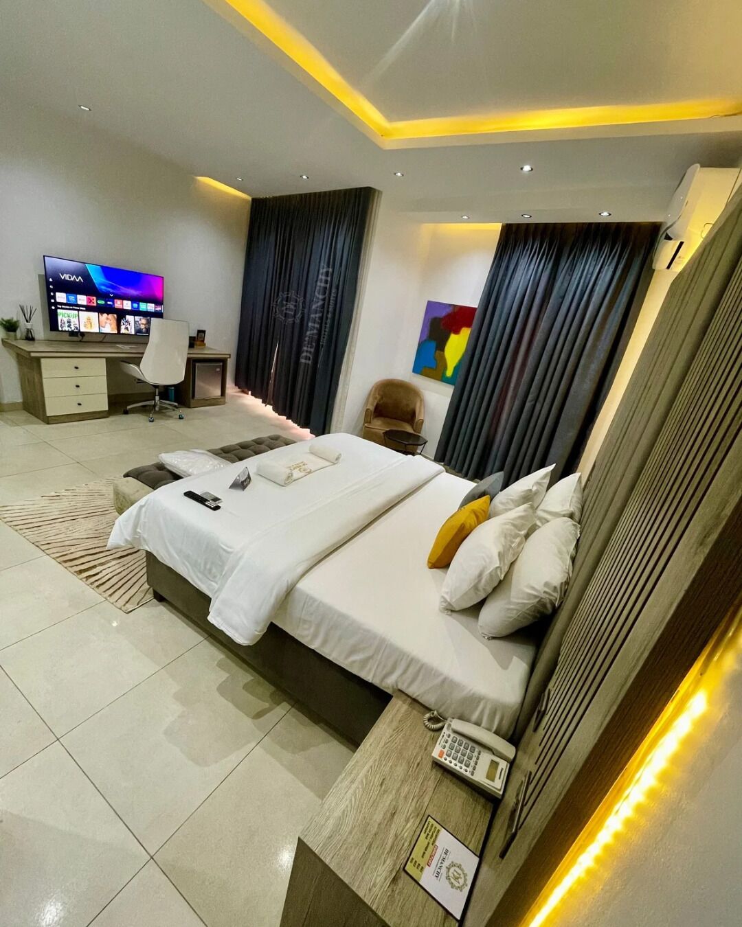 Escritorio, espacio para trabajar con laptop y wifi gratis 