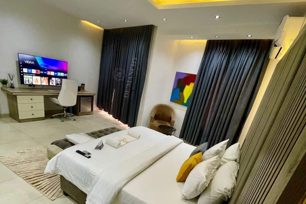 Desk, laptop workspace, free WiFi