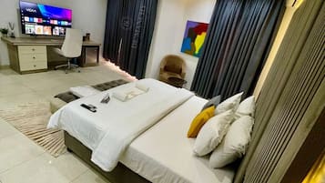 Escritorio, espacio para trabajar con laptop y wifi gratis