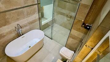 Combined shower/bathtub, towels, soap, shampoo