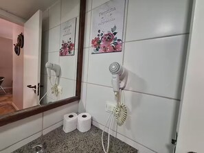 Shower, hair dryer, towels, toilet paper - Apartment in Beach Park Suites Resort • Right on the beach and perfect for families. (fortaleza)