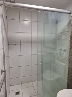 Shower, hair dryer, towels, toilet paper - Apartment in Beach Park Suites Resort • Right on the beach and perfect for families. (fortaleza)