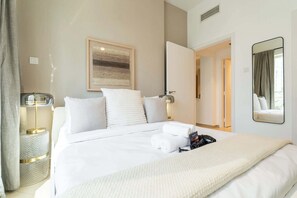 House - Stayshort - Stylish 1BR Apartment With Stunning Lake Views (Dubai)