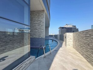 House - Stayshort - Stylish 1BR Apartment With Stunning Lake Views (Dubai)