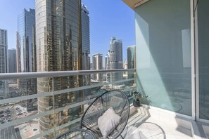 House - Stayshort - Stylish 1BR Apartment With Stunning Lake Views (Dubai)