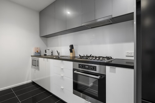 City Stay Steps From Yarra River Walks