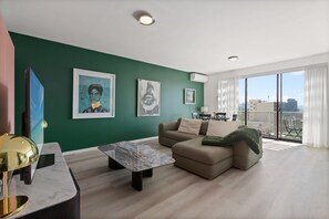 Apartment | Living room - Bright Stay in Sydney With Harbour Bridge Views (Sydney)